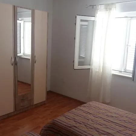 11518c Apartment *